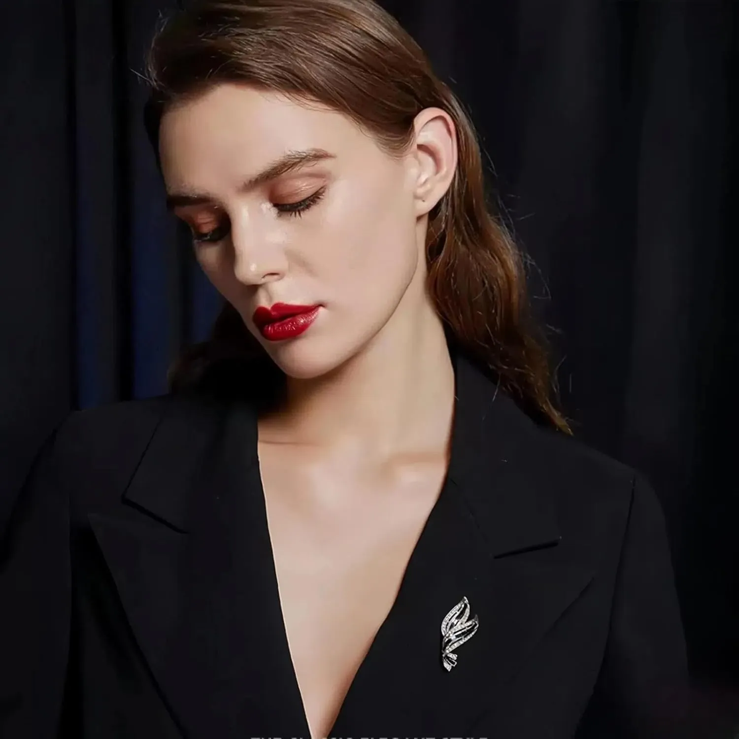 Elegant Leaf-shaped Crystal Brooch, Perfect for Any OccasionRose Gold/Silver